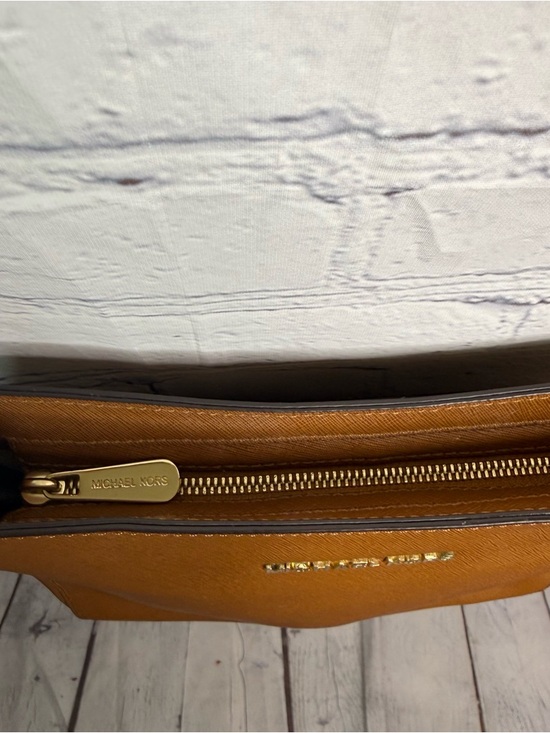 MICHAEL KORS Jet Set Travel Crossbody Purse Tan - Picture 3 of 9